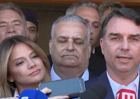 Antes de se encontrarem em gravação, Flávio Bolsonaro elogia Michelle e diz que ela terá acesso direto à Presidência