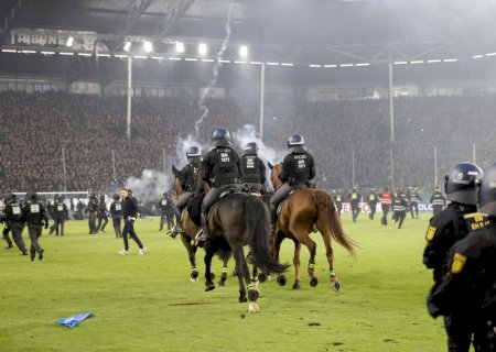 Clássico na Alemanha tem invasão de campo e termina com 85 feridos