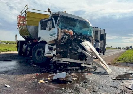 Caminhão-tanque fica destruído após bater em bitrem na MS-141