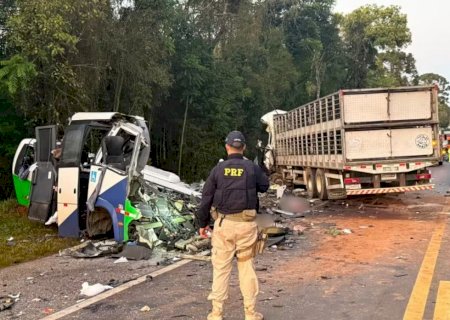 Acidente entre ônibus e carreta deixa 22 mortos no Paraná