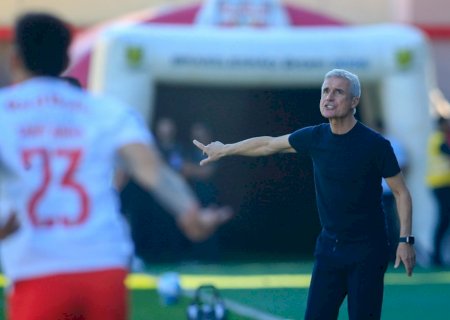 Pressionado, Luís Castro cita Abel Ferreira após derrota do Grêmio e cobra mais respeito