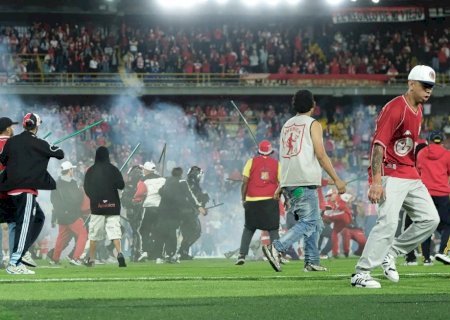 Briga entre torcidas interrompe jogo no Campeonato Colombiano; veja