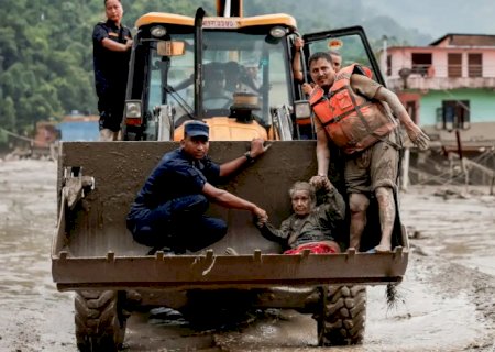Mais de 300 turistas estão desaparecidos no Nepal após cheias