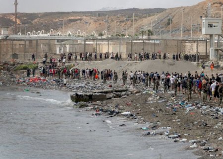 Espanha põe barreira flutuante em Ceuta após fluxo de imigrantes