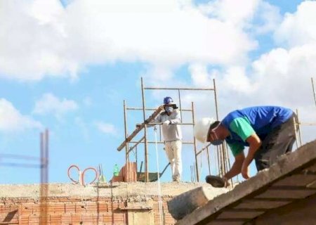 Tem vaga, mas at&eacute; servente de pedreiro est&aacute; dif&iacute;cil de achar na constru&ccedil;&atilde;o civil