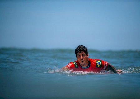Gabriel Medina sofre corte na cabeça em sessão de treino no Taiti