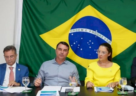 Flávio Bolsonaro diz que e-mails do Missão foram vistos como spam