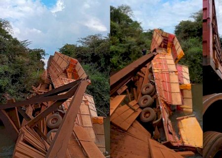 Carreta carregada de milho tomba após ponte de madeira ceder em Sidrolândia