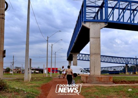 Mesmo com passarela, populares ainda se arriscam para atravessar MS-156