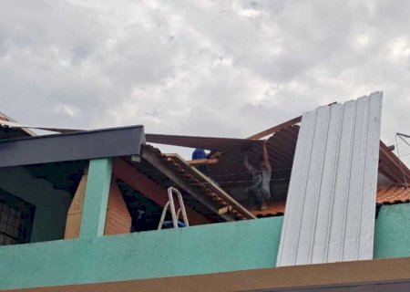 Vento arranca telhado de oficina, atinge duas casas e deixa mulher ferida (vídeo)