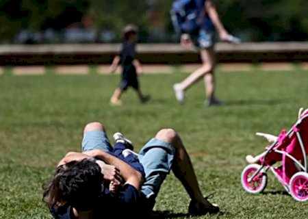 Pais estão menos presentes na criação de filhos, aponta estudo