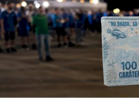 Torcida do Cruzeiro xinga Leonardo Jardim e protesta com notas de 100 no Mineirão; assista
