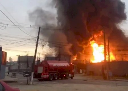 Prefeitura interdita entorno de fábrica atingida por incêndio em SP