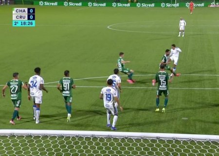 Após empate com a Chapecoense, Fabrício Bruno critica gramado e cita desgaste do Cruzeiro