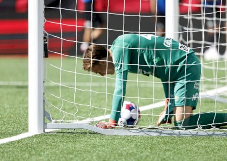 Goleiro se enrola com a bola e marca contra na Suécia; veja vídeo