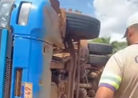 Itaporã: veja vídeo da carreta que tombou na rotatória da Guacira