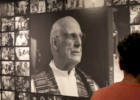 Exposição em SP homenageia padre Júlio e pessoas em situação de rua