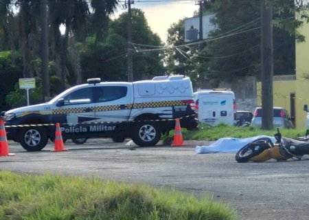 Motociclista sobe canteiro, bate em árvore e morre na Manoel da Costa Lima