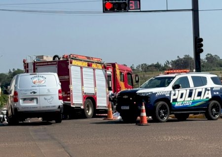 Mulher que seguia em bicicleta elétrica morre em acidente com caminhão