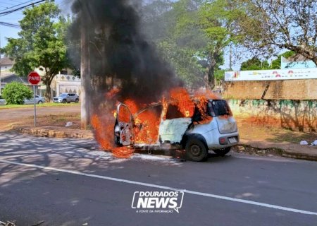 Amigos lançam rifa para ajudar motorista de aplicativo que teve carro destruído por fogo