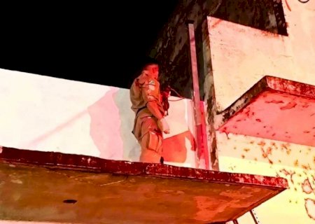 Homem despenca de telhado e fica preso entre muro e construção de edifício em Corumbá