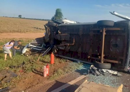 Colisão entre carro e van com pacientes deixa cinco mortos na BR-163
