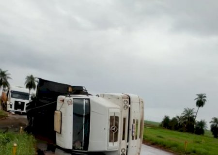 Caminhão caçamba tomba na BR 267 em Rio Brilhante