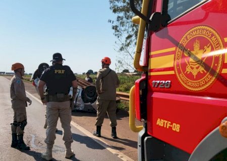Motorista perde controle e capota várias vezes após ser fechado por caminhão na BR-163