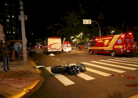 Acidente entre motocicleta e ônibus mata adolescente de 17 anos em MS