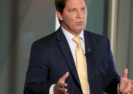 Dino cita risco de evasão e proíbe deputado Mario Frias de deixar país