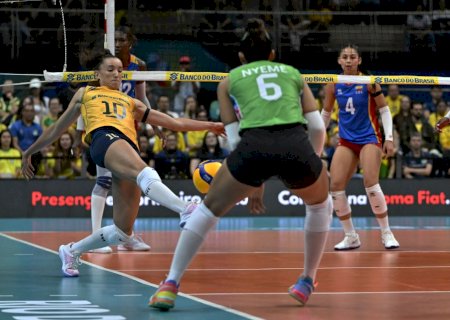 Gabi faz defesas com o pé no Pré-Olímpico de vôlei e atribui lances à "magia" do zagueiro Thiago Silva