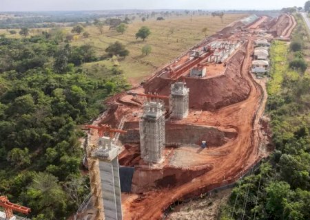Ponte ferroviária de 270 metros avança em obra da Arauco em Inocência.