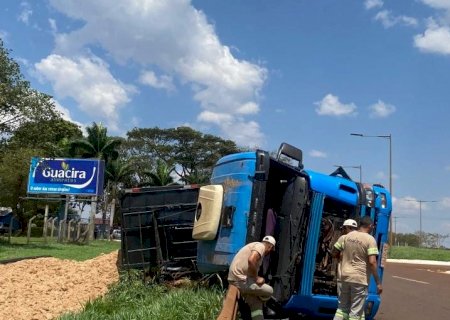 Agora - Carreta tomba na MS-156, entre Itaporã e Dourados, e obstrui parte do trânsito