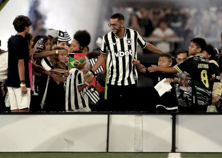 Principal reforço da janela, Ziyech é apresentado à torcida do Botafogo no Nilton Santos