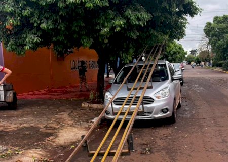Estrutura de ferro cai de caminhão e danifica veículos no centro de Itaporã