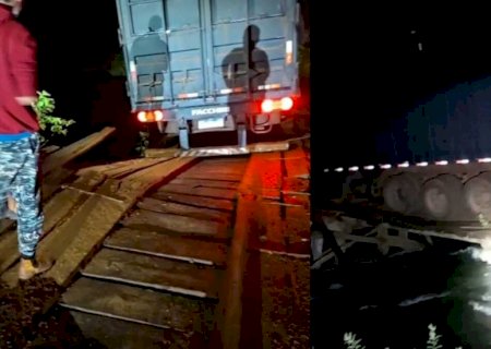 Ponte não aguenta peso e cede com caminhão carregado com cana-de-açúcar no MS (vídeo)