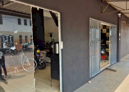 Ladrões arrombam loja com pedras e levam motos elétricas no Aero Rancho