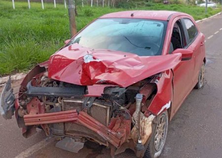 Motociclista fica em estado gravíssimo em choque com carro no MS