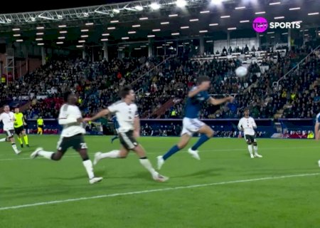 Meia expõe crise no United com críticas a treinador, que responde: "Se não correr, não vence"