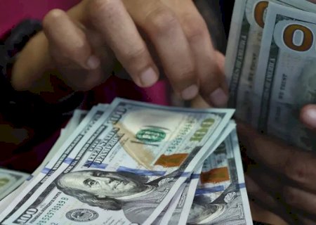 Dólar fecha abaixo de R$ 5 e recua 1,58% na semana