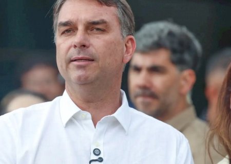 Flávio Bolsonaro participa de missa na Catedral de Brasília
