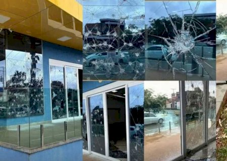 Câmara de Costa Rica amanhece com vidros destruídos e revolta moradores
