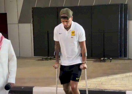 Richard Ríos, ex-Palmeiras, deixa campo após ser "atropelado" por rival e deixa estádio de muletas