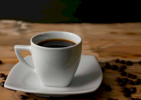 Criaram um filtro que remove a cafeína do café depois de servido; veja como funciona