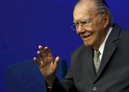José Sarney recebe alta hospitalar após nove dias de internação