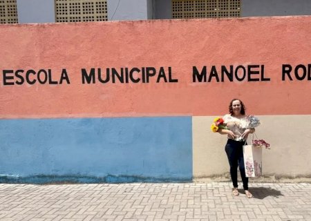 Professora de Fortaleza é homenageada em último dia de trabalho