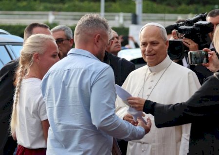 Papa Leão XIV retorna ao Vaticano quatro dias após cirurgia de câncer