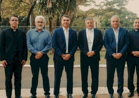 Flávio Bolsonaro visita arcebispo e recebe imagem de Nossa Senhora