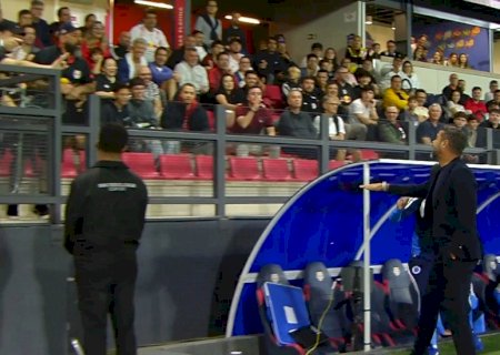 Clima esquentou! Artur Jorge discute com torcida e membro da comissão do Bragantino; assista