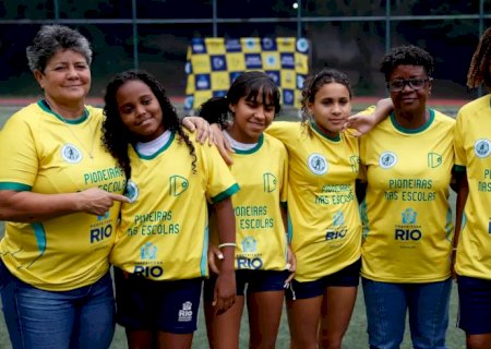 Ex-jogadoras da seleção de futebol incentivam alunas em escolas do Rio